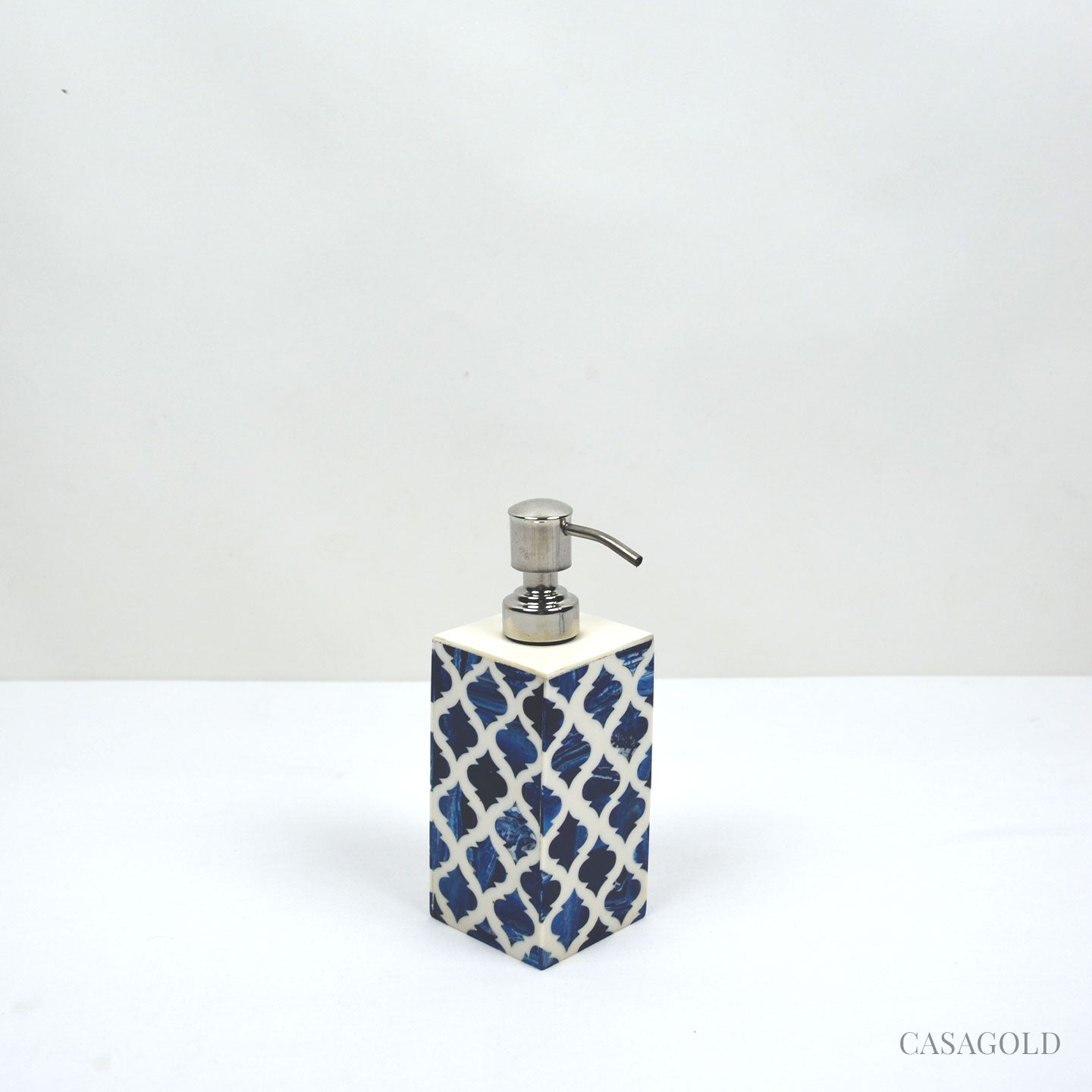 Decorative set with leaf pattern accents