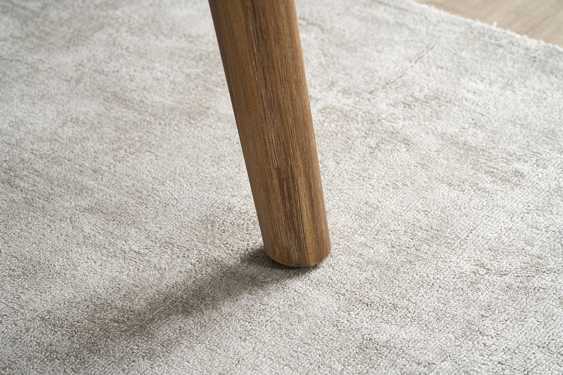 Extendable Oak Wood Dining Table with a Sleek, Contemporary Design