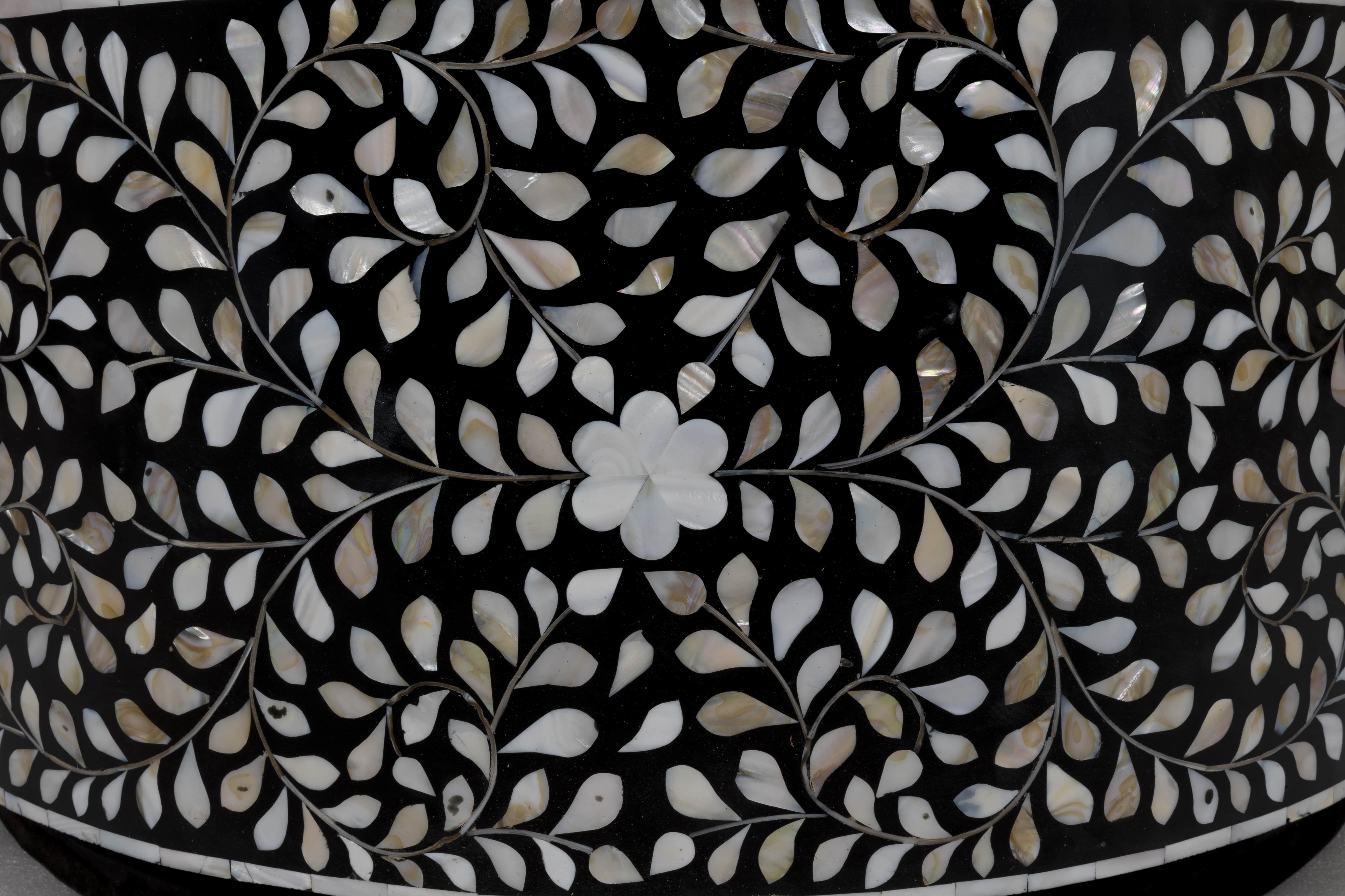 Geometric design round inlay coffee table