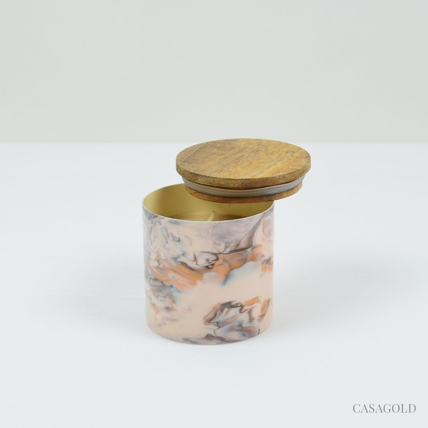 Long-lasting wax candle with warm light