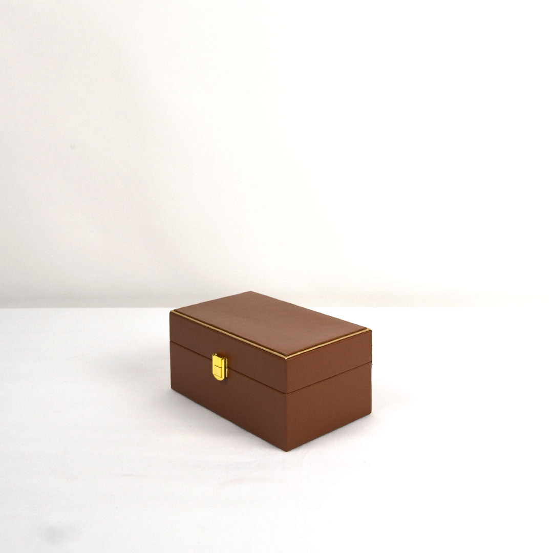 High-quality leather poker set for home entertainment