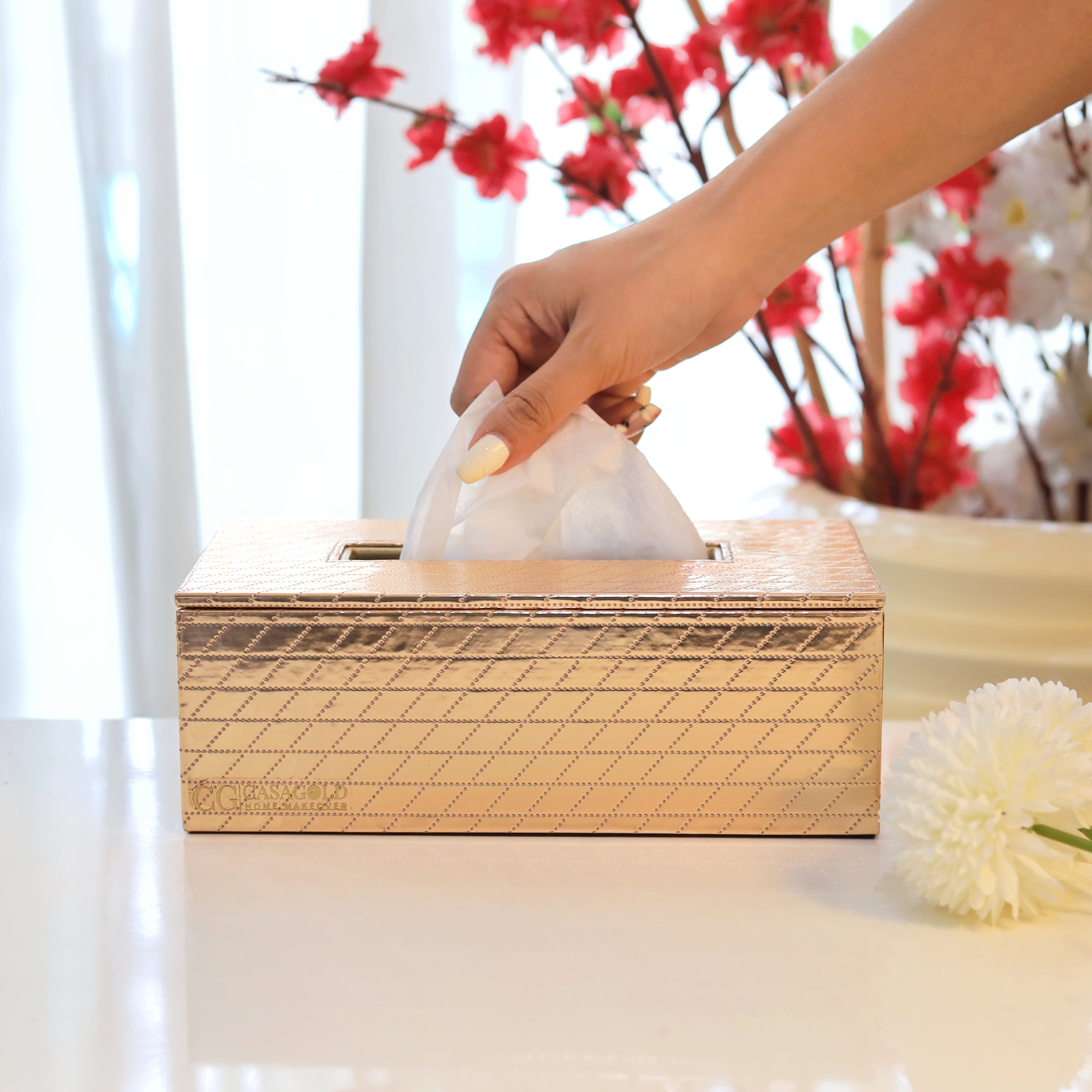Leather tissue box with magnetic lid for convenience