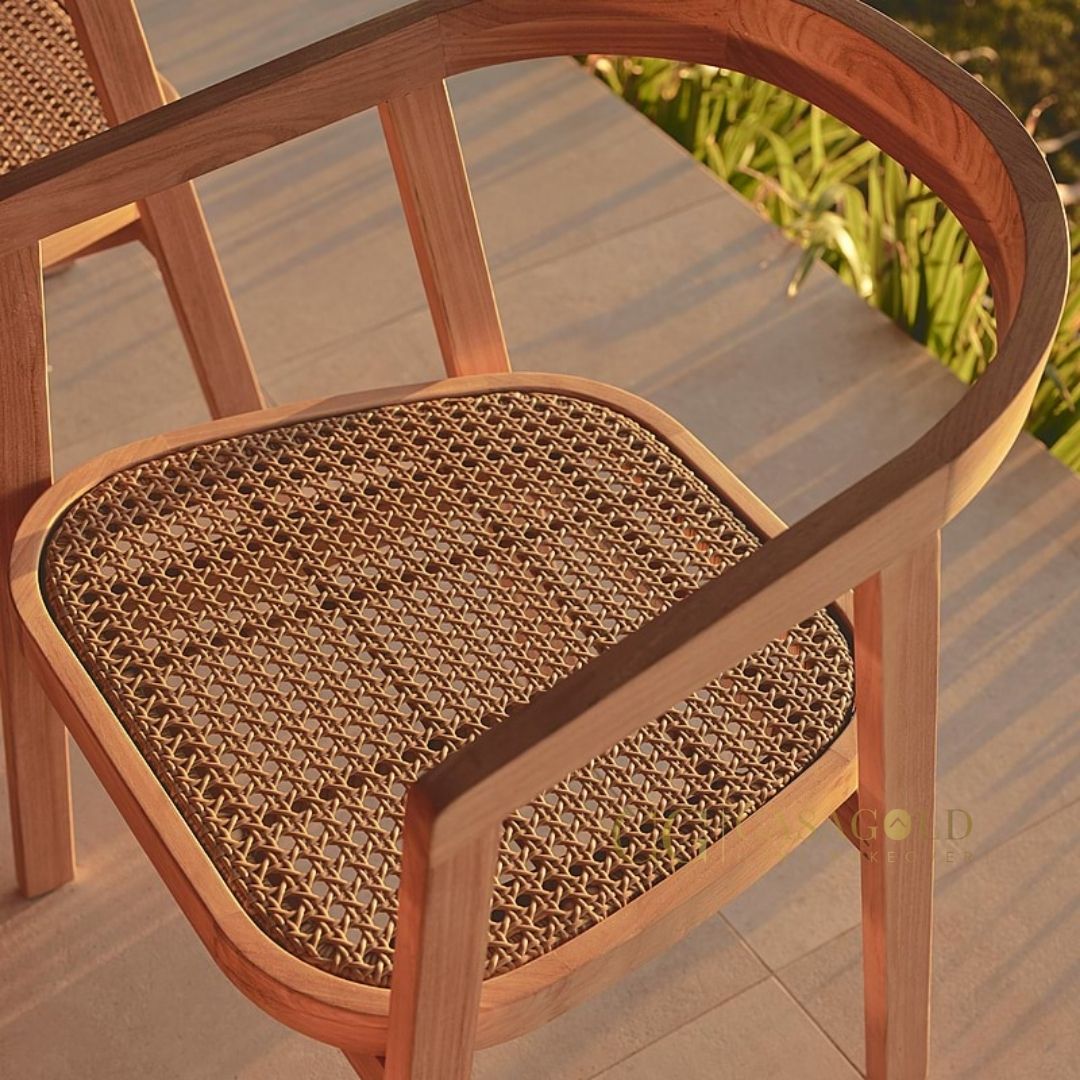 Minimalist Scandinavian curved wood chair with elegance