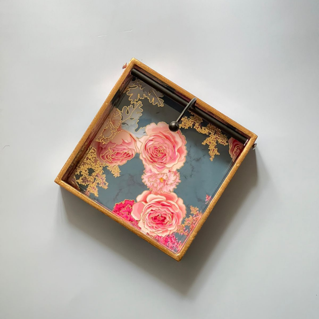 Compact tissue tray for small spaces