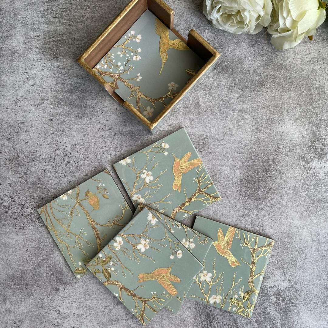 High-end coaster with an integrated tissue organizer