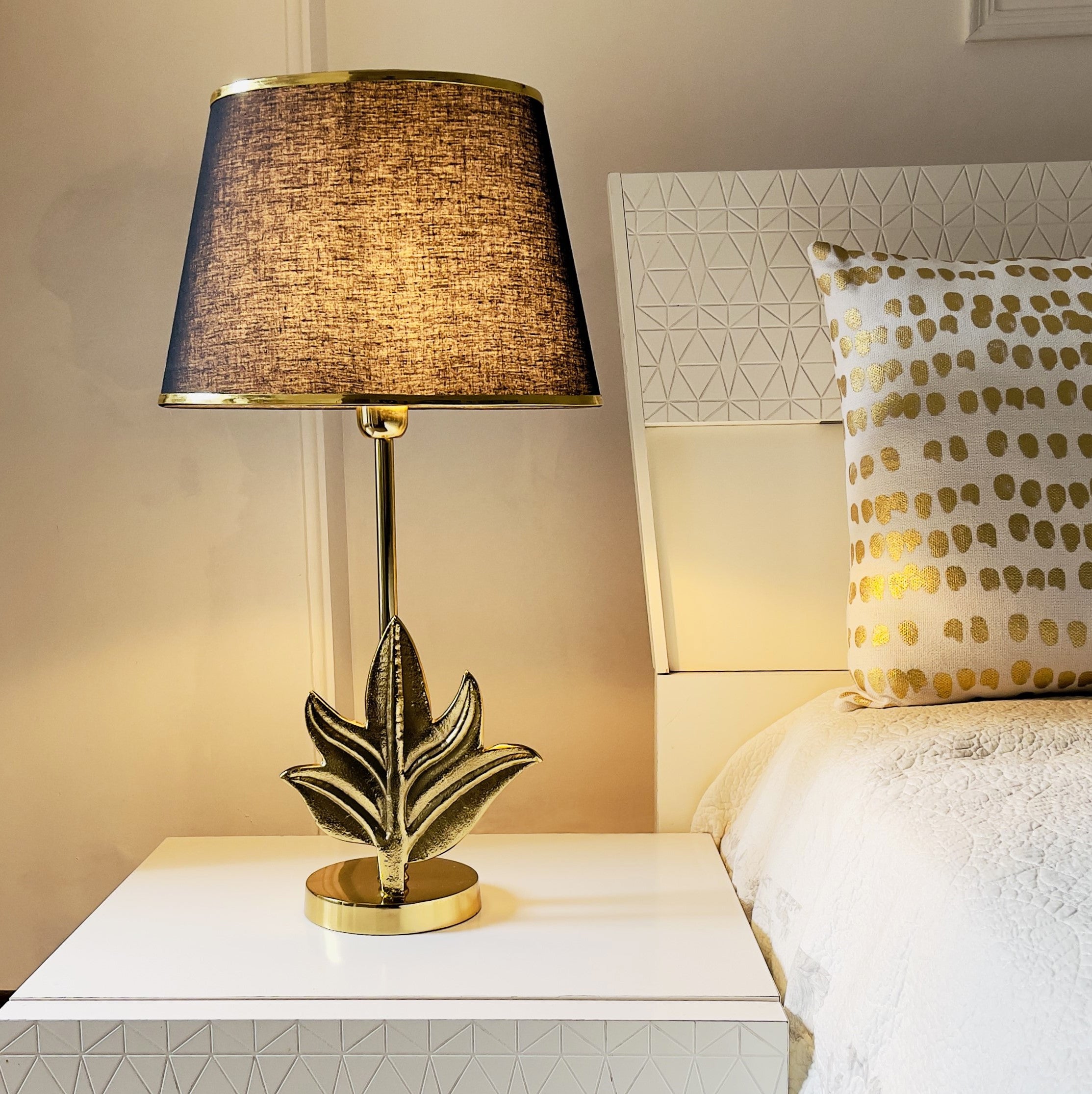 Luxury Minimalist IVY LED Table Lamp for Sleek Design