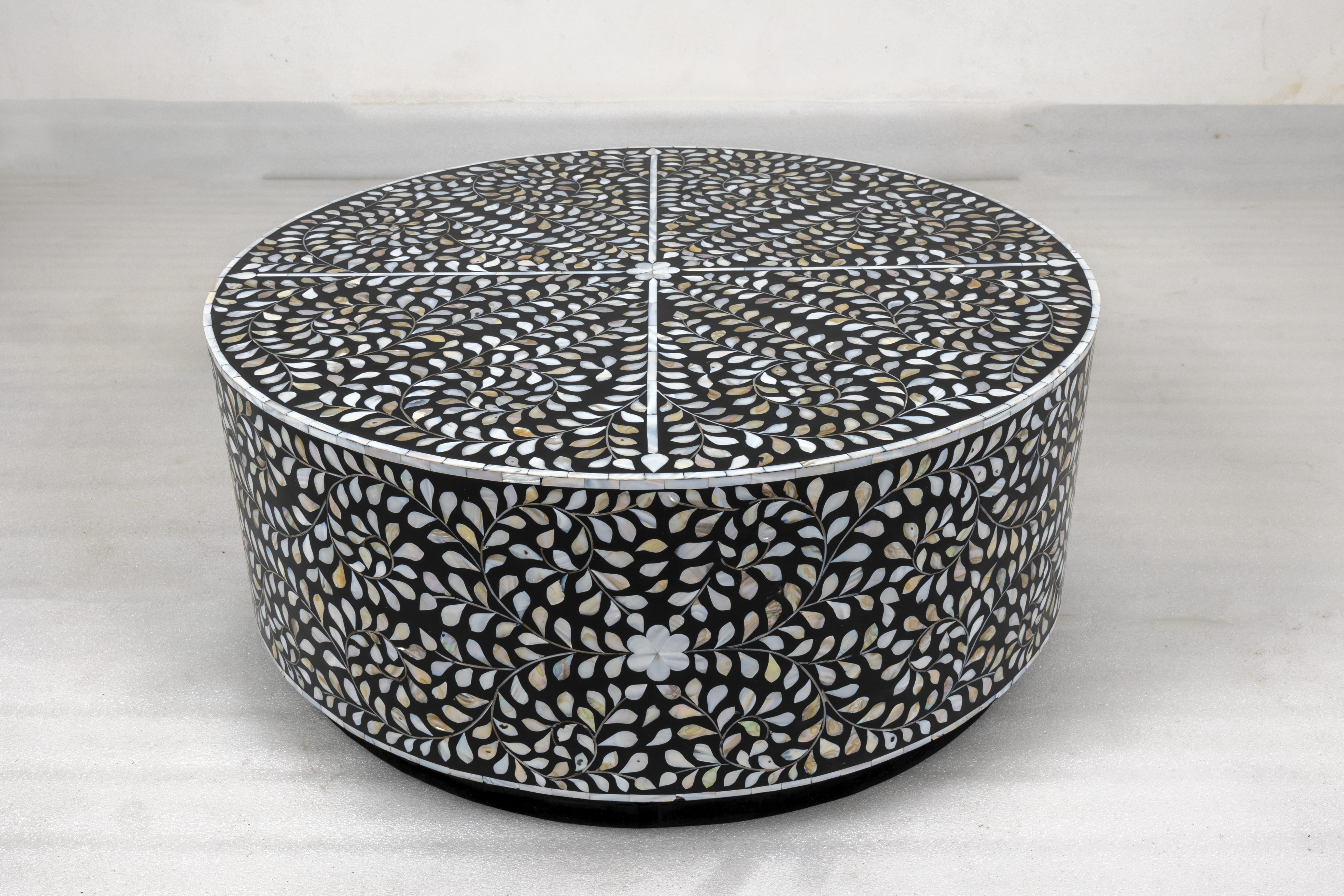 Classic design round coffee table, inlay art
