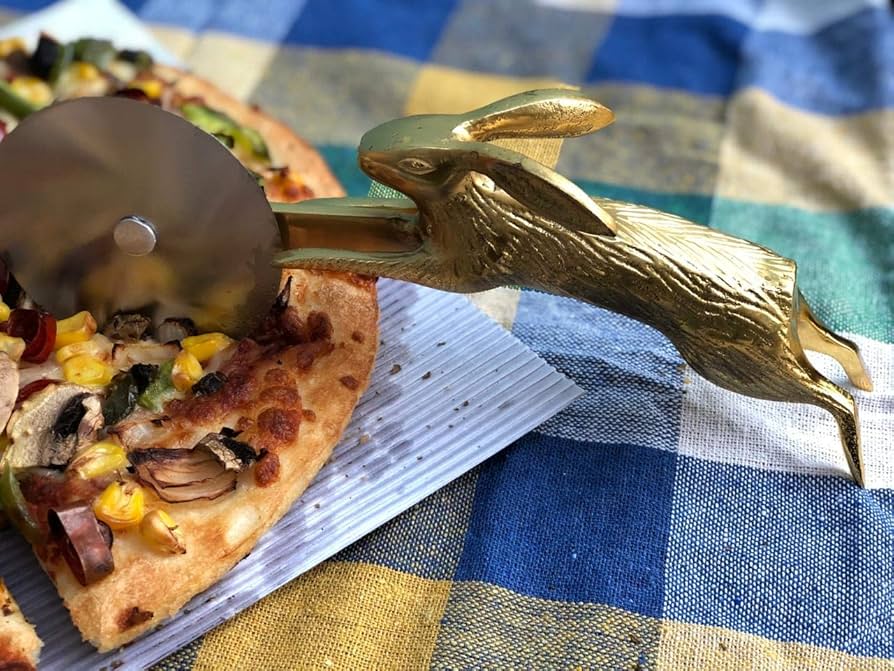 Comfortable Rabbit handle pizza cutter tool