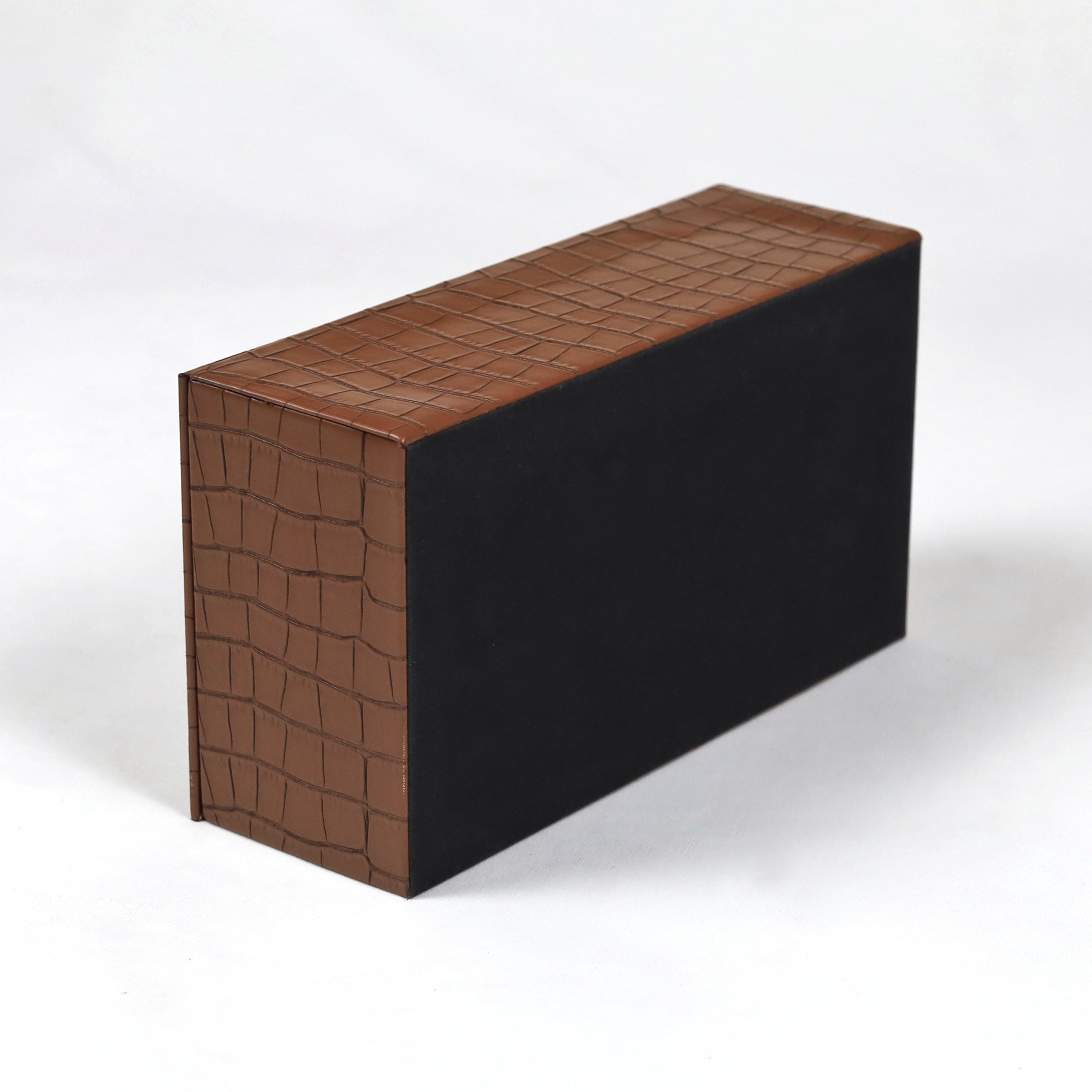 Durable leather tissue box for everyday use
