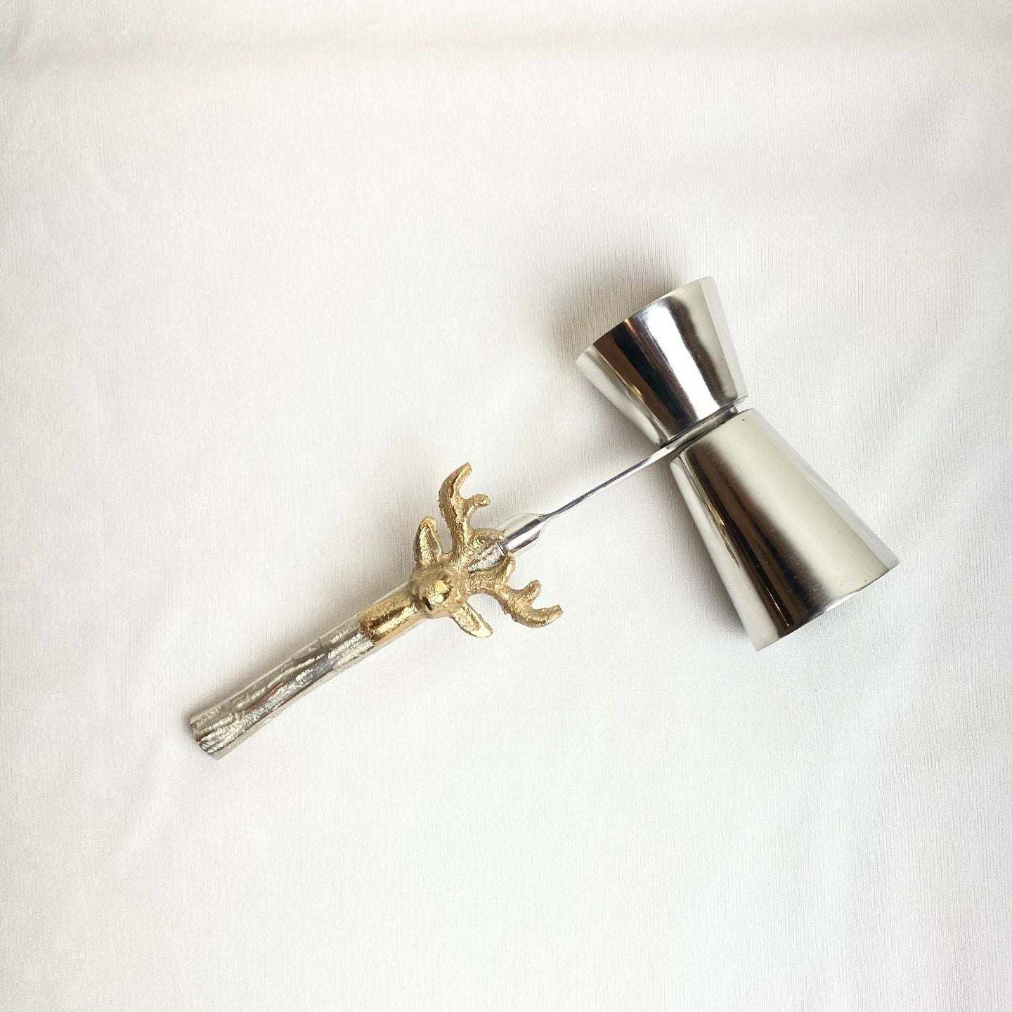 Sophisticated luxury peg measure with stag design
