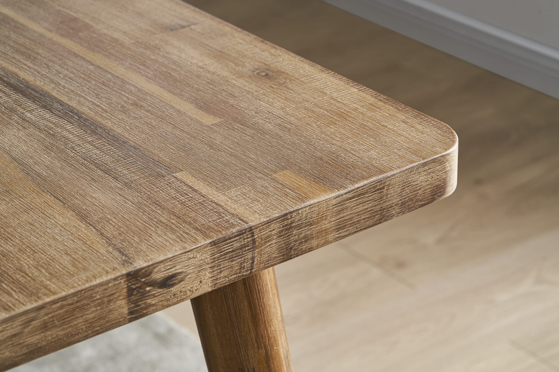 Extendable Oak Dining Table with Sleek Design	