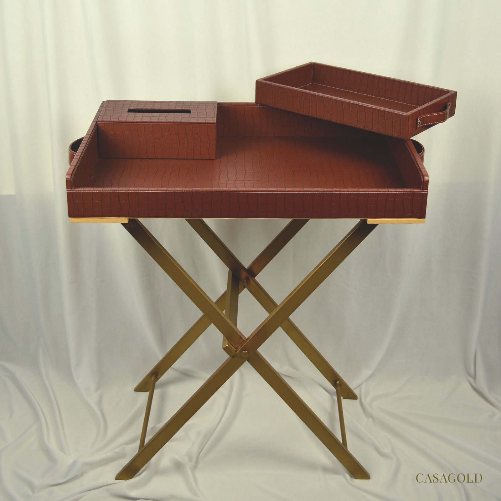 Lightweight leather tray with sturdy build
