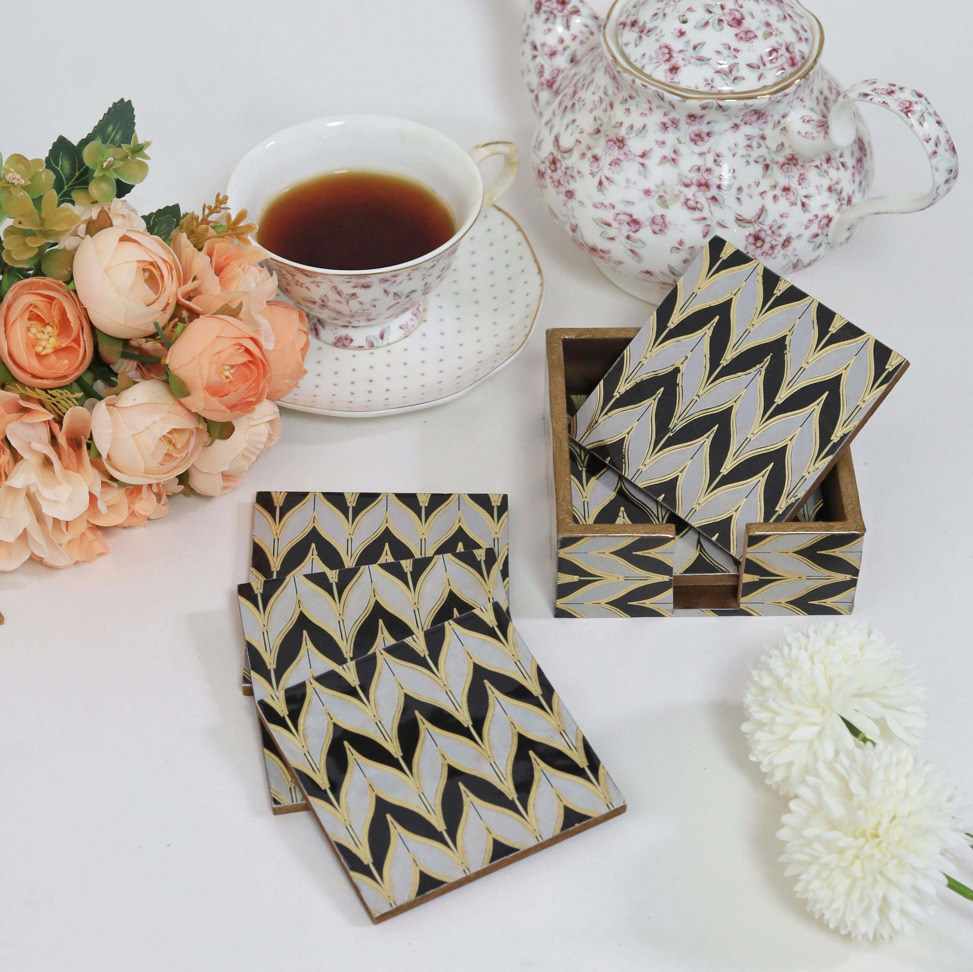 Minimalist coaster with an elegant tissue box design
