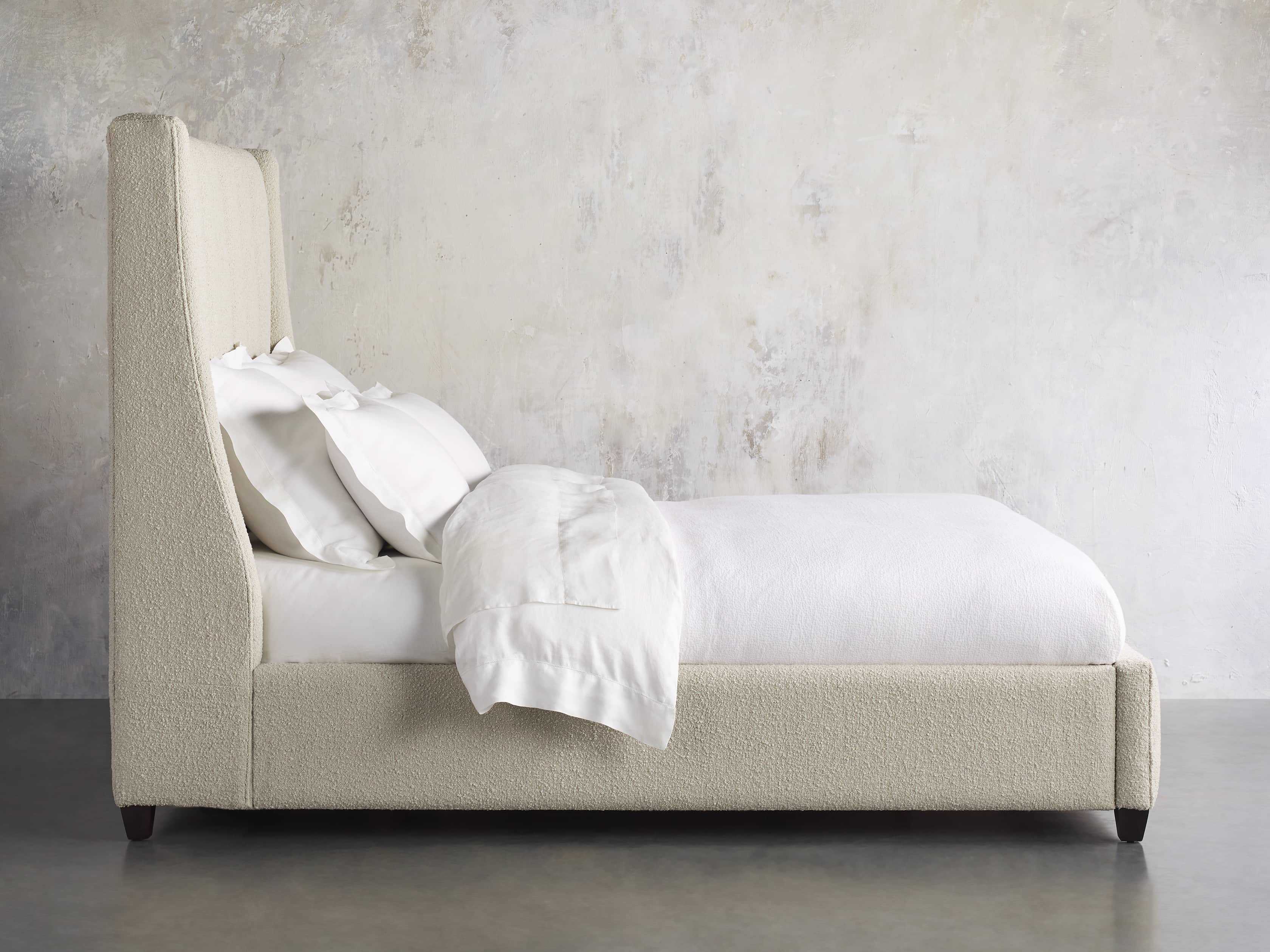 Wings bed with tufted headboard for refined style