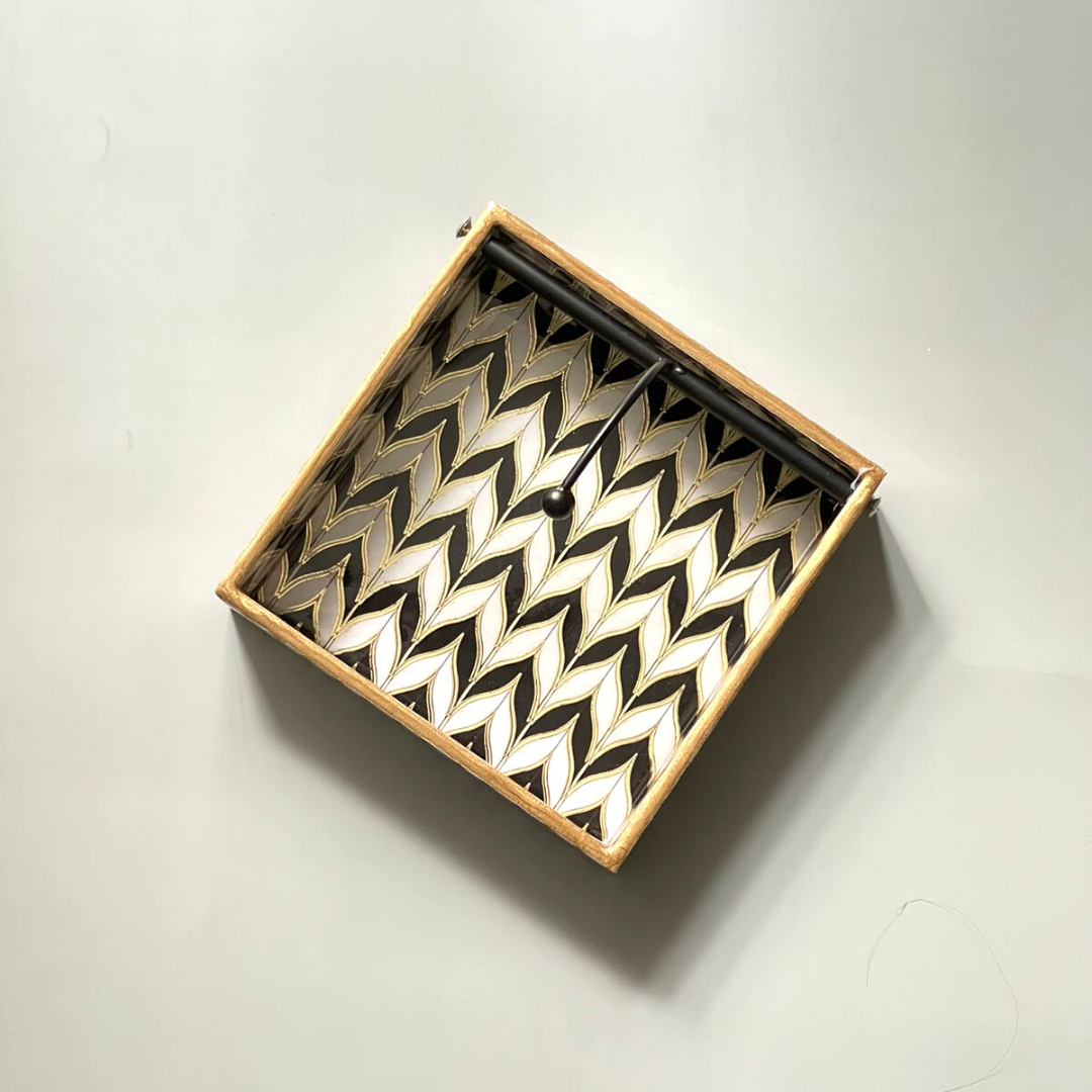 Compact wooden tissue tray for a neat look
