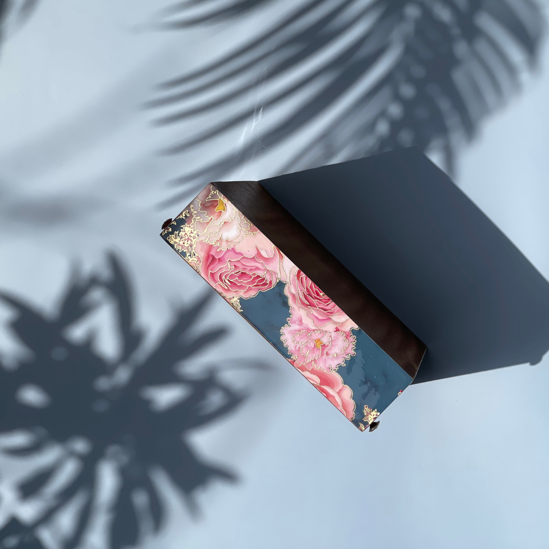 Minimalist tissue tray for contemporary design

