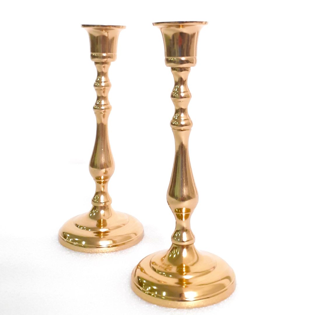 Slim brass holder for a modern decor touch
