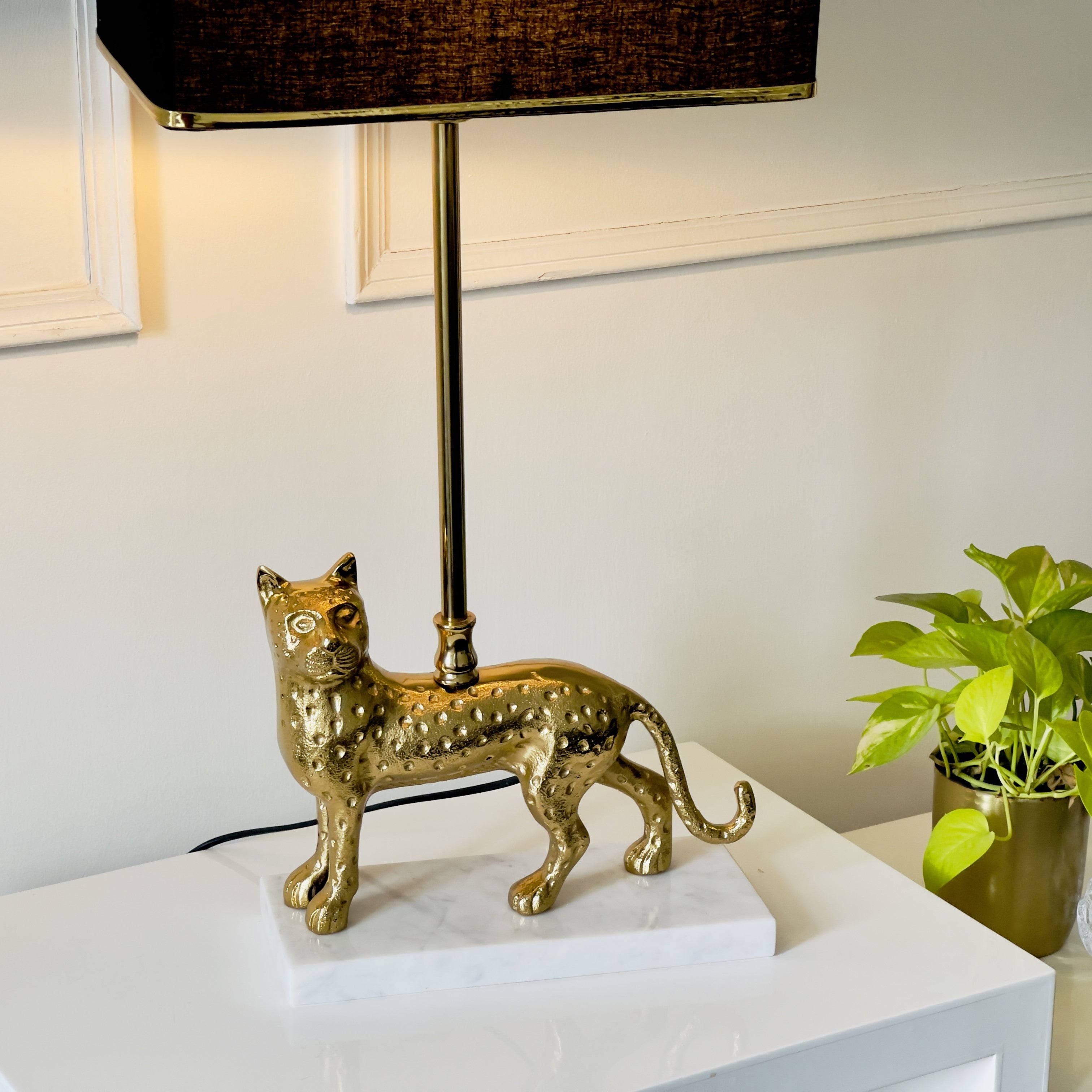 Vintage luxury table lamp with brass finish
